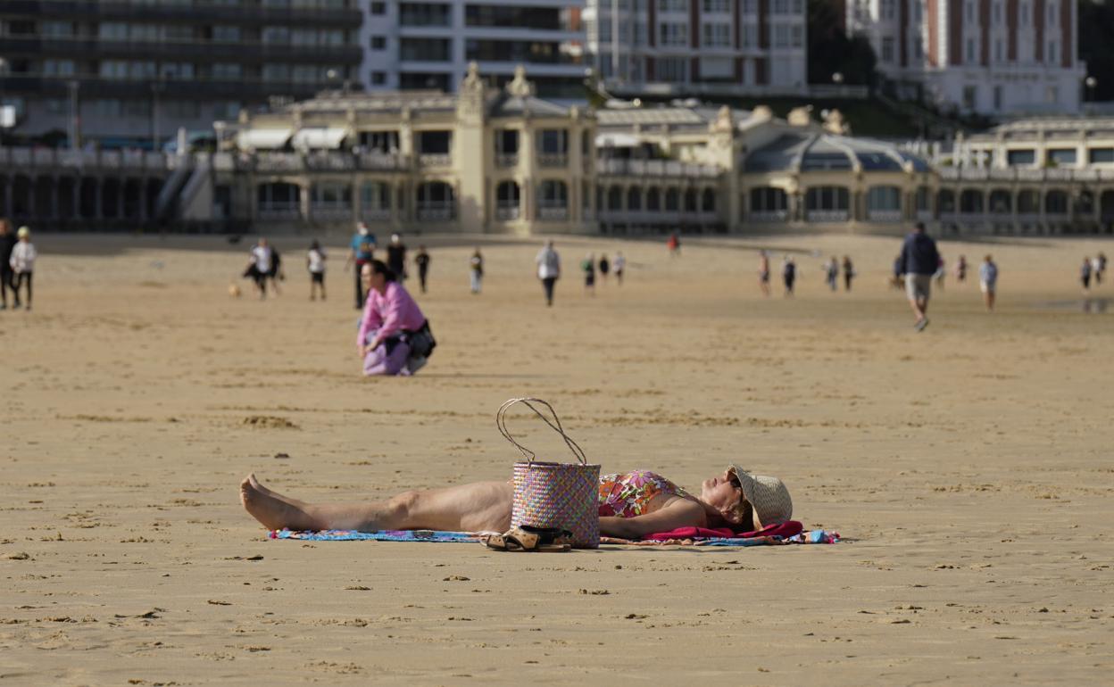 Una mujer tomando el sol en bañador este fin de semana en Donostia.