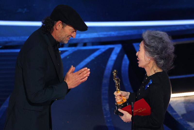 Youn Yuh-jung, la abuela de 'Minari', ha entregado el galardón del mejor actor de reparto, que ha sido para Troy Kotsur. Es el primer actor sordo en llevarse el galardón y lo hace por 'CODA'.