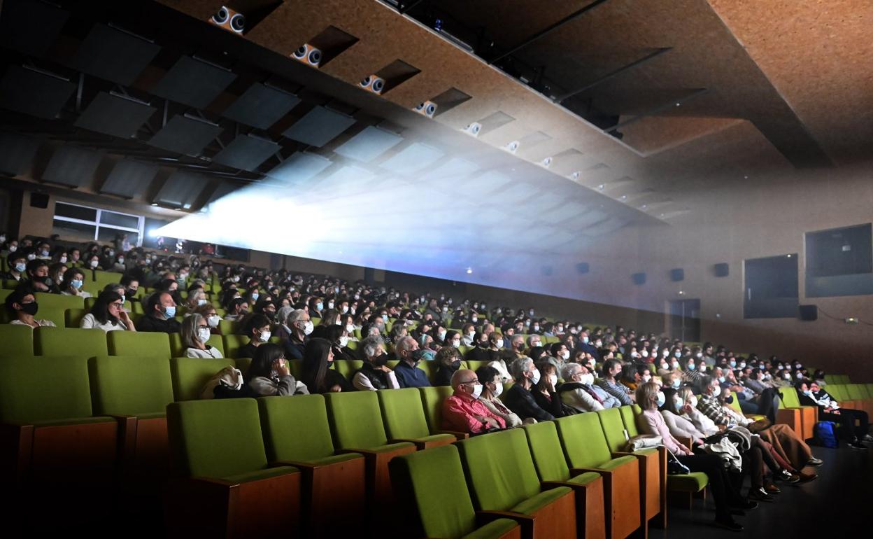 Espectadores haciendo uso de la mascarilla mientras ven una película en el cine Leidor de Tolosa. 