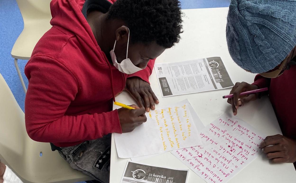 Bidean Heziketa zentroko erabiltzaileak itzulpena egiten. 