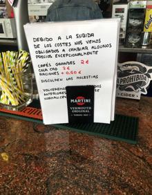 Imagen secundaria 2 - Un empleado del bar Baluarte Donostia coloca unos refrescos. Nagore Abaigar prepara un café en el bar Xare de Tolosa. El bar de la Hípica de Loiola anuncia la subida temporal de precios en su carta de productos. 