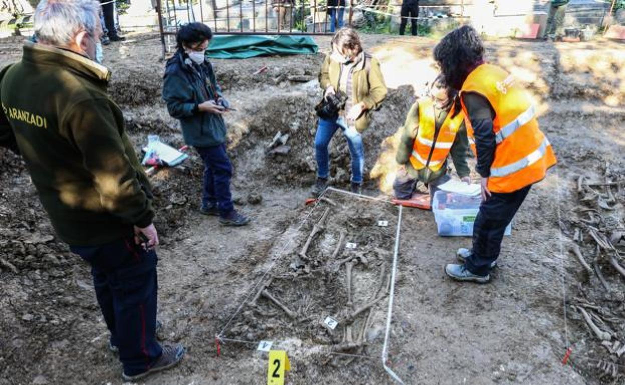 Investigadores trabajan en el hallazgo de fosas comunes en el cementerio de Begoña.