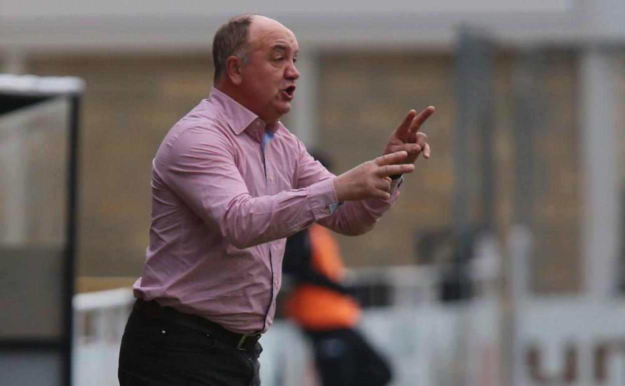 Manix Mandiola da instrucciones desde la banda durante un partido en Gal.