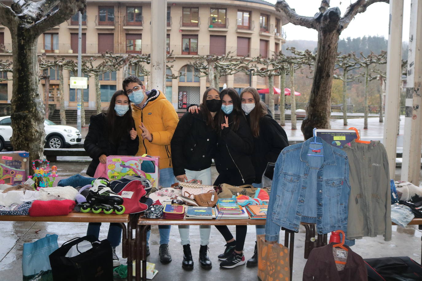 En el mercadillo de segunda mano.