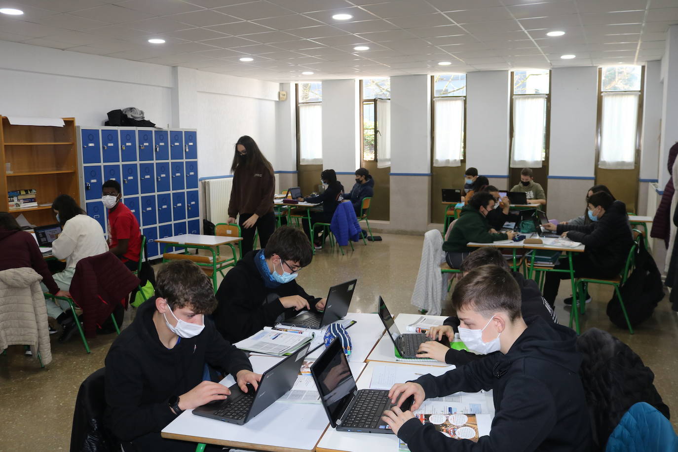 Alumnos de Secundaria de Oianguren, trabajando en el proyecto de Gure Eskola.
