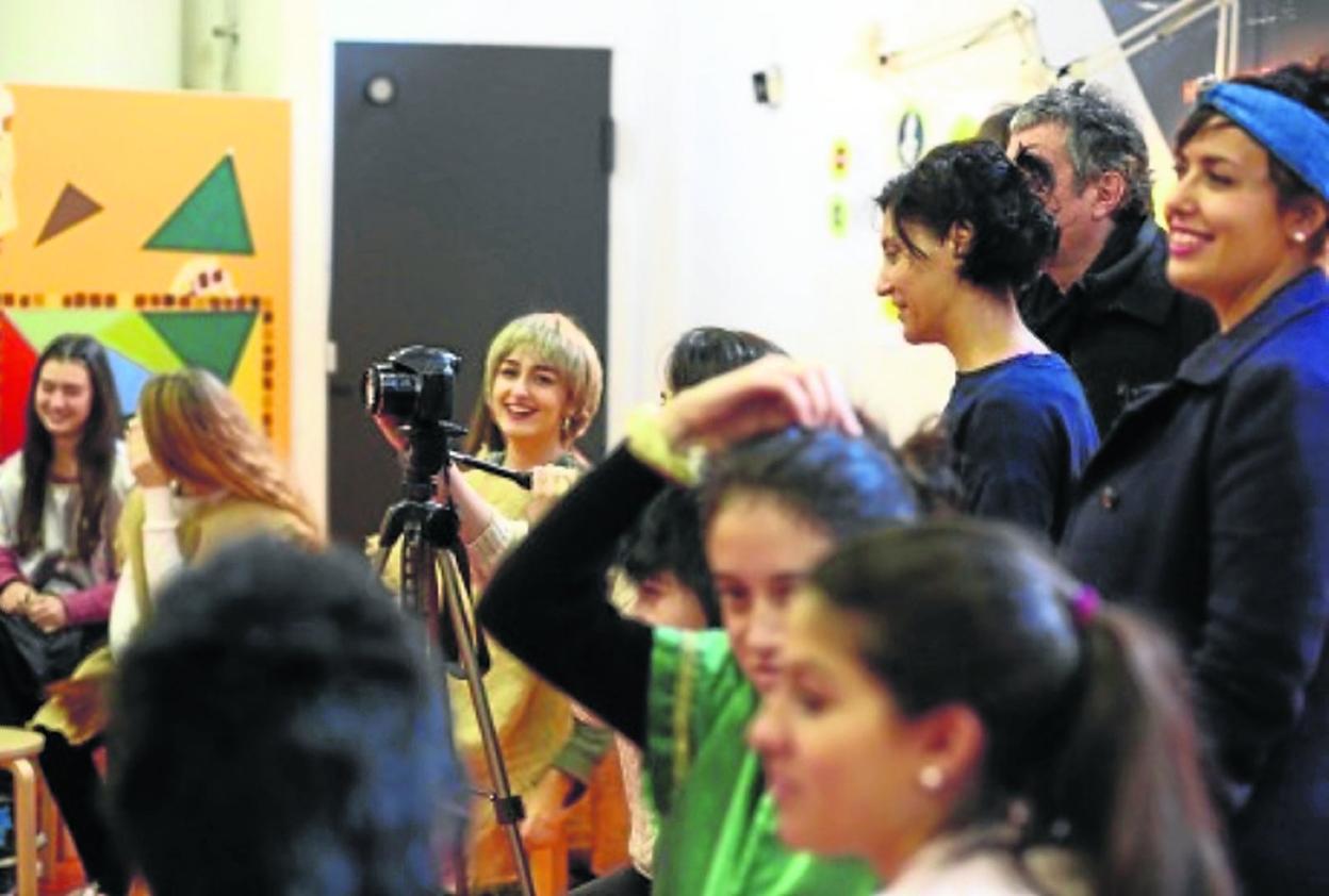 Sesión del taller 'Cine y Roma', en el que los asistentes participan en la grabación de un cortometraje.