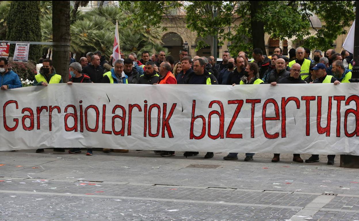 Concentración de los transportistas frente a la Diputación de Gipuzkoa. 