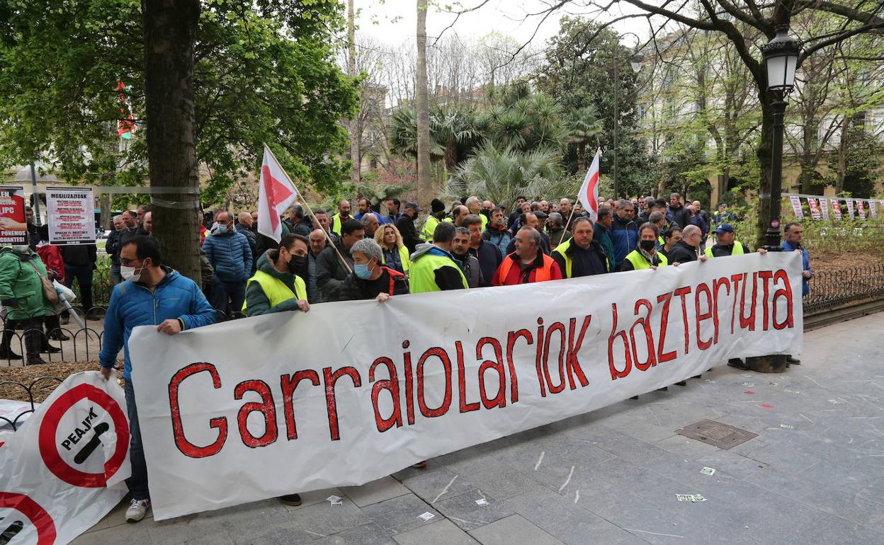 Hiru se ha manifestado este miércoles frente a la Diputación de Gipuzkoa para reiterar su oposición al cobro de peajes a los camioneros. 