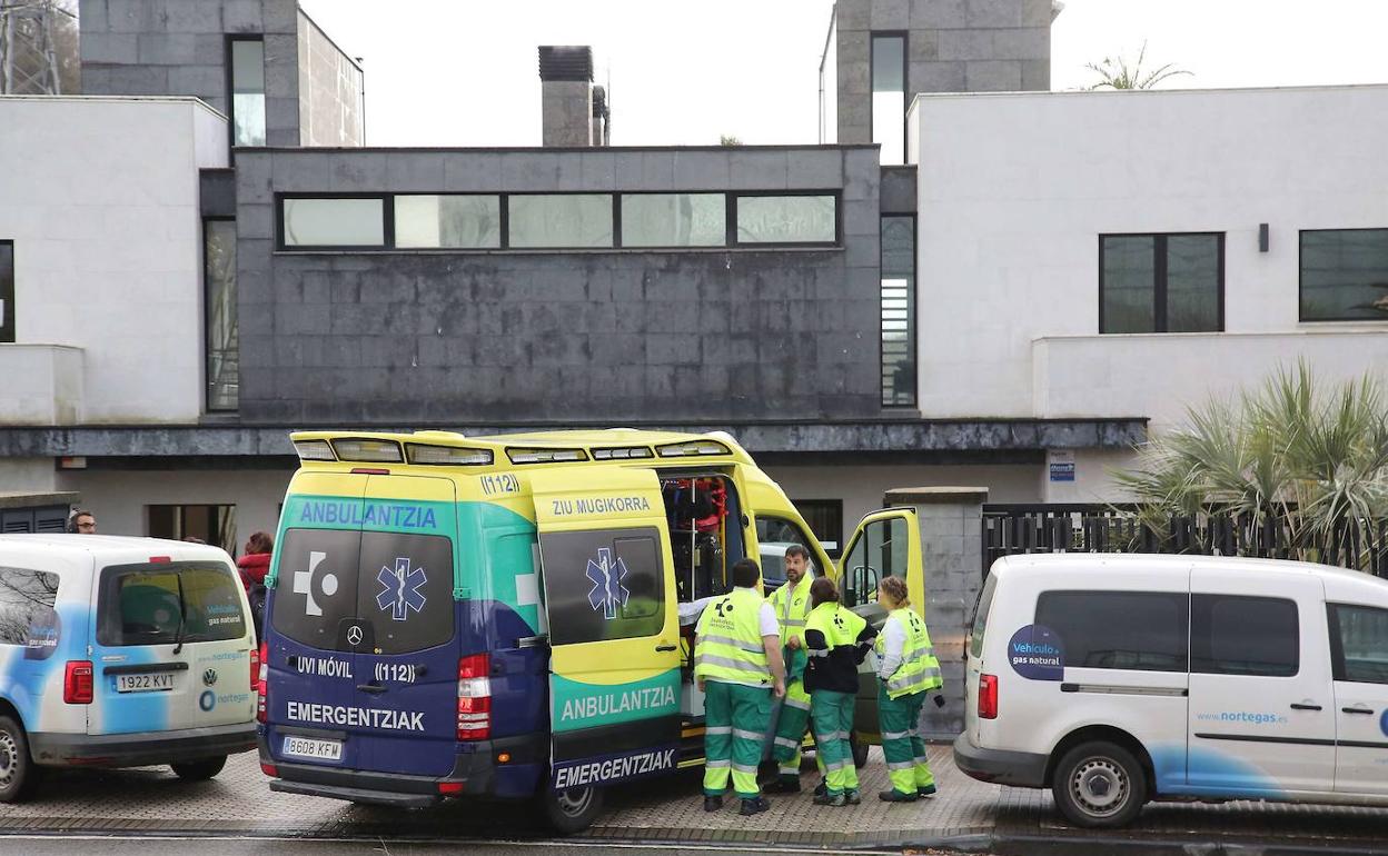 Servicios sanitarios delante de las viviendas de Donostia en las que nueve personas resultaron intoxicadas. 