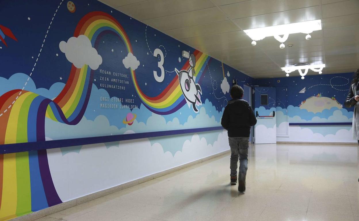 Un niño camina por el área de pediatría del Hospital Donostia. 