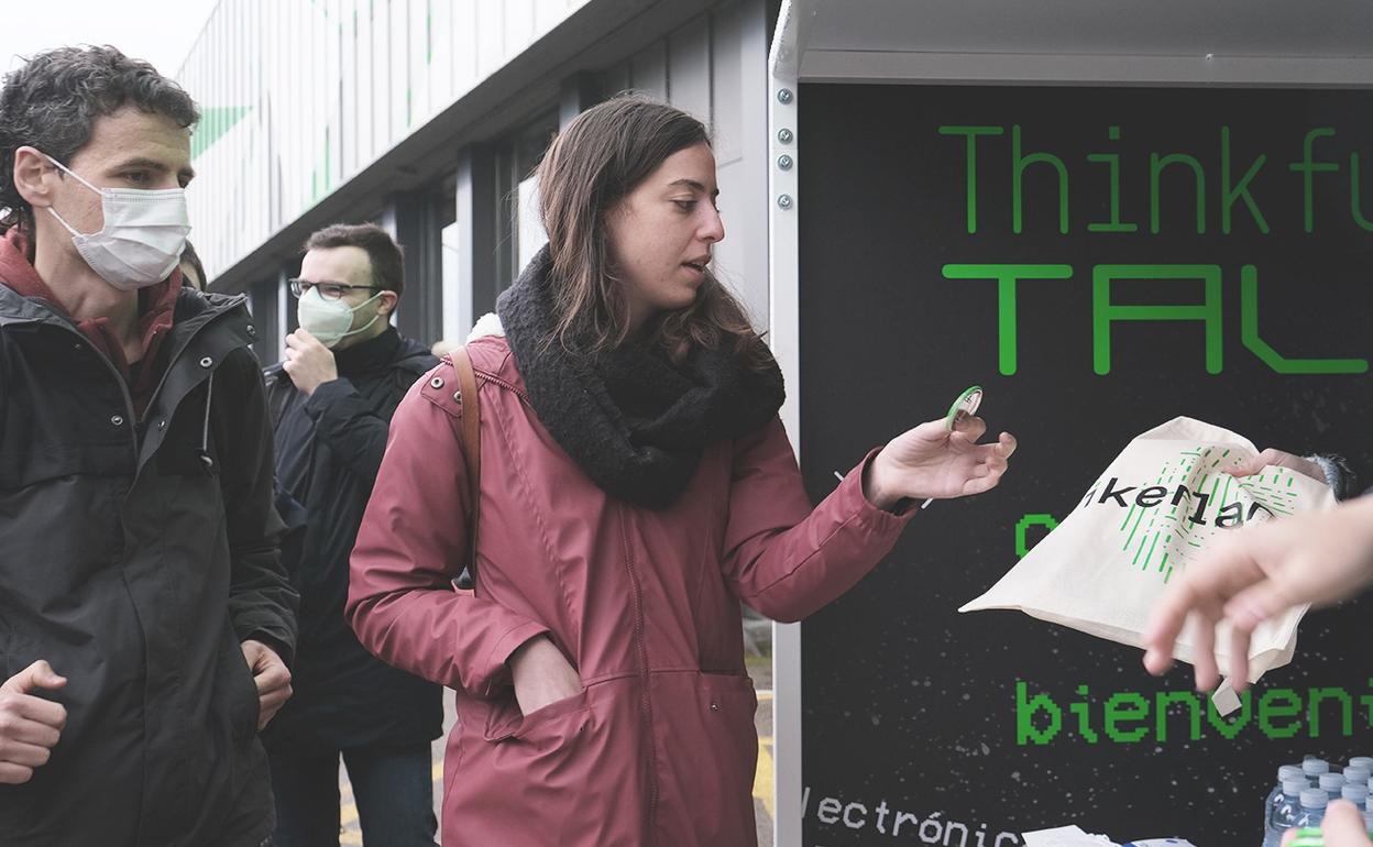 Estudiantes universitarios esta mañana en las instalaciones de Ikerlan. 