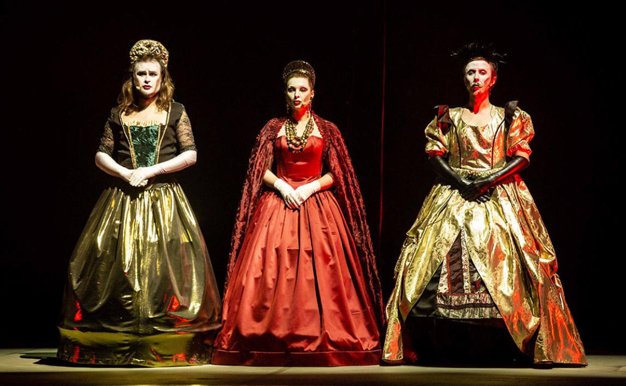 Eszenatoki apokaliptiko izugarri batean kokatzen da opera.