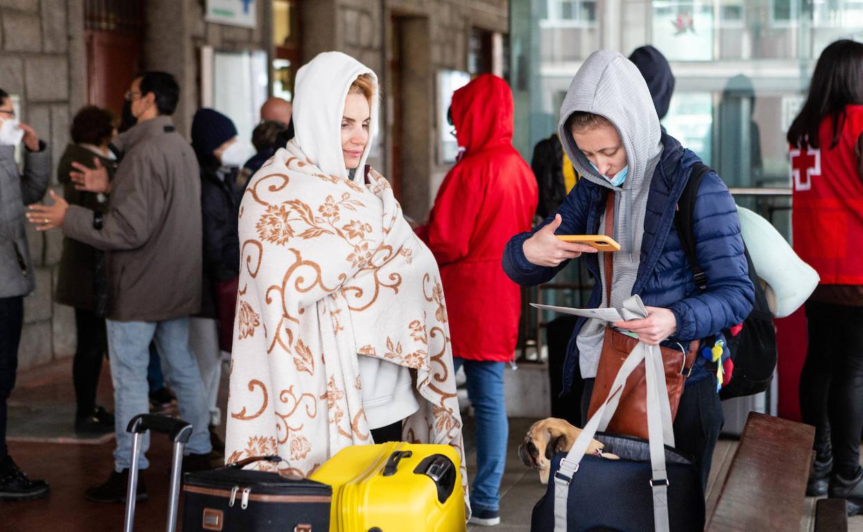 Ucranianos, en la estación de tren de Irun.