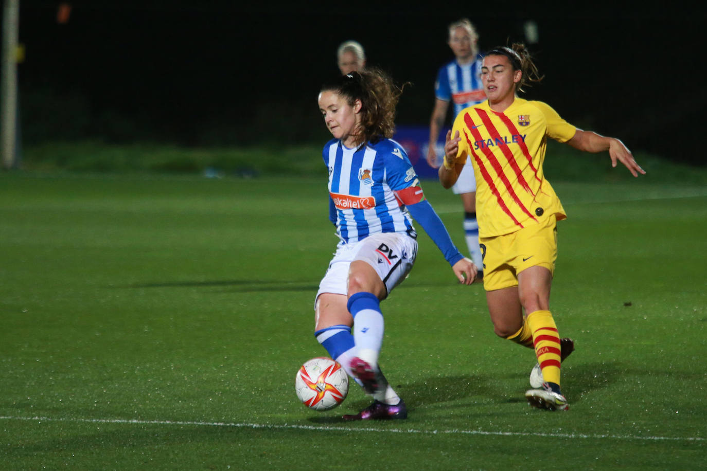 Nerea Eizagirre controla un balón presionada por una jugadora del Barcelona.