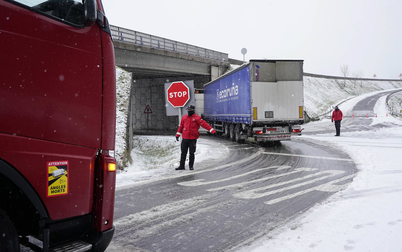 Fotos: La nieve complica la circulación en las carreteras de Gipuzkoa
