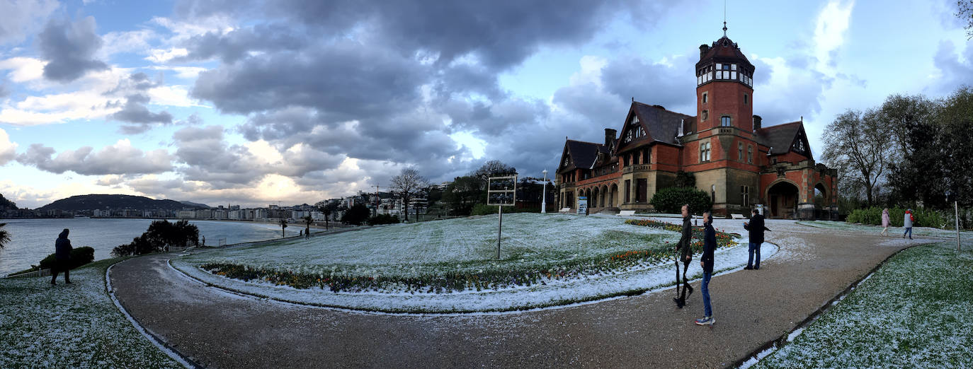 Fotos: La nieve complica la circulación en las carreteras de Gipuzkoa