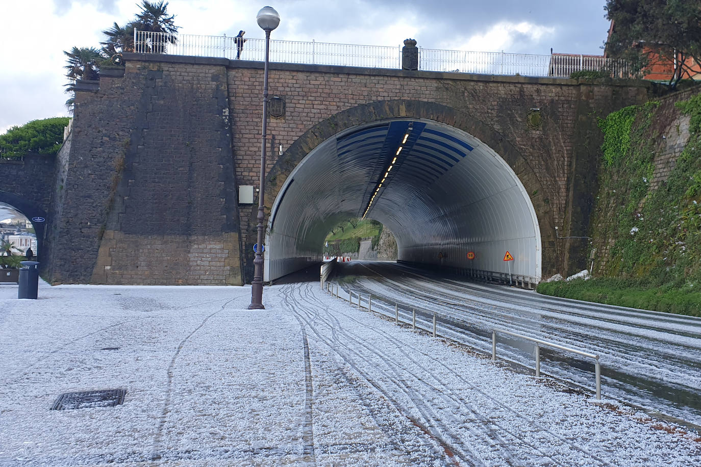 Fotos: La nieve complica la circulación en las carreteras de Gipuzkoa