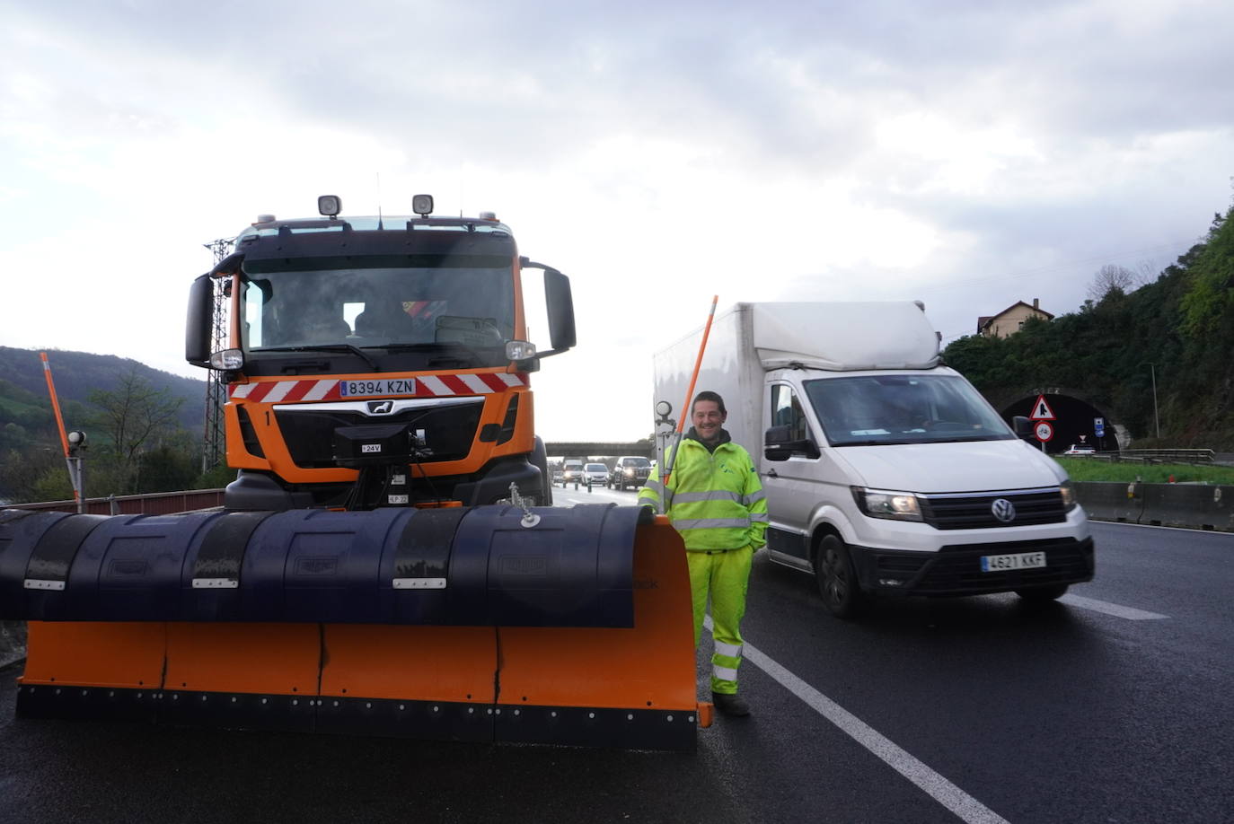Fotos: La nieve complica la circulación en las carreteras de Gipuzkoa