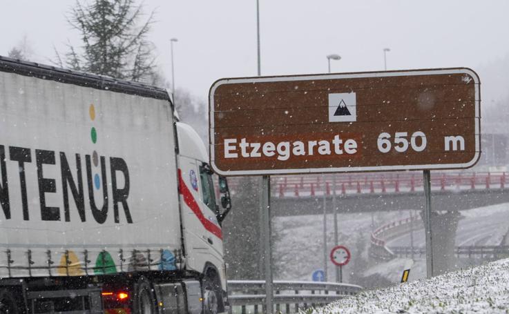 Fotos: La nieve complica la circulación en las carreteras de Gipuzkoa