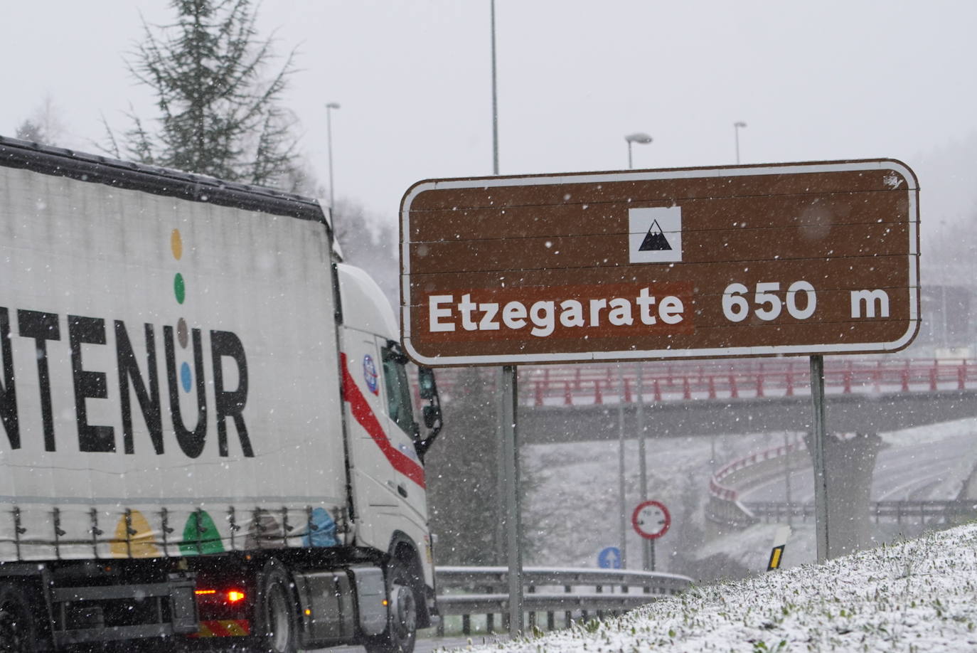 Fotos: La nieve complica la circulación en las carreteras de Gipuzkoa