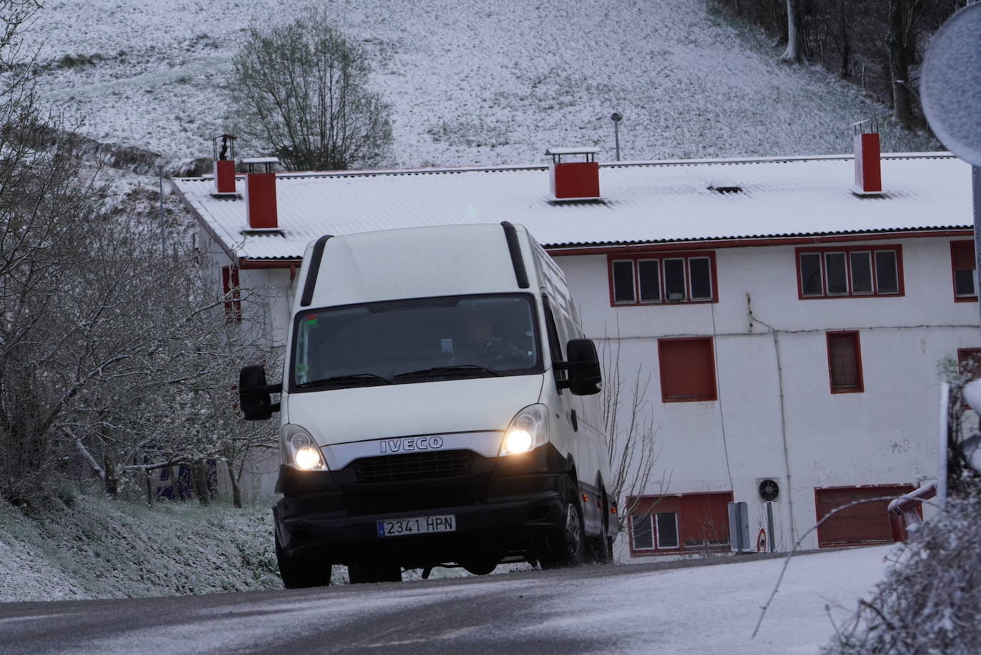 Fotos: La nieve complica la circulación en las carreteras de Gipuzkoa