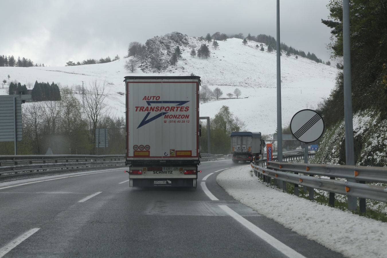 Fotos: La nieve complica la circulación en las carreteras de Gipuzkoa