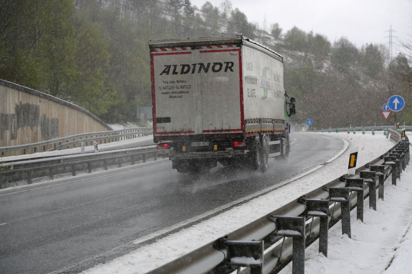 Fotos: La nieve complica la circulación en las carreteras de Gipuzkoa