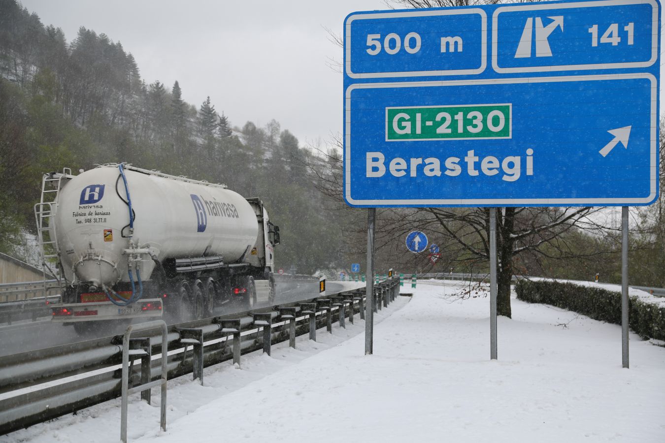 Fotos: La nieve complica la circulación en las carreteras de Gipuzkoa