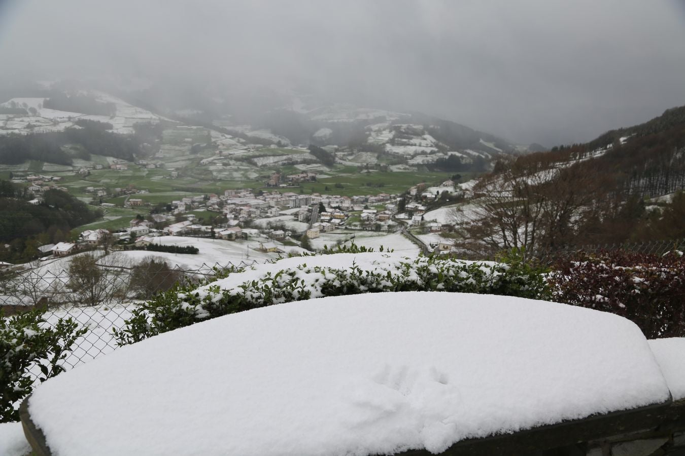 Fotos: La nieve complica la circulación en las carreteras de Gipuzkoa