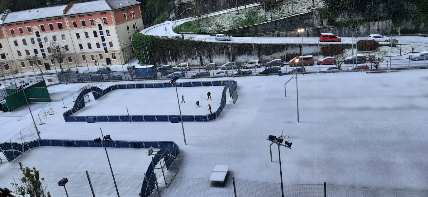 Fotos: La nieve complica la circulación en las carreteras de Gipuzkoa