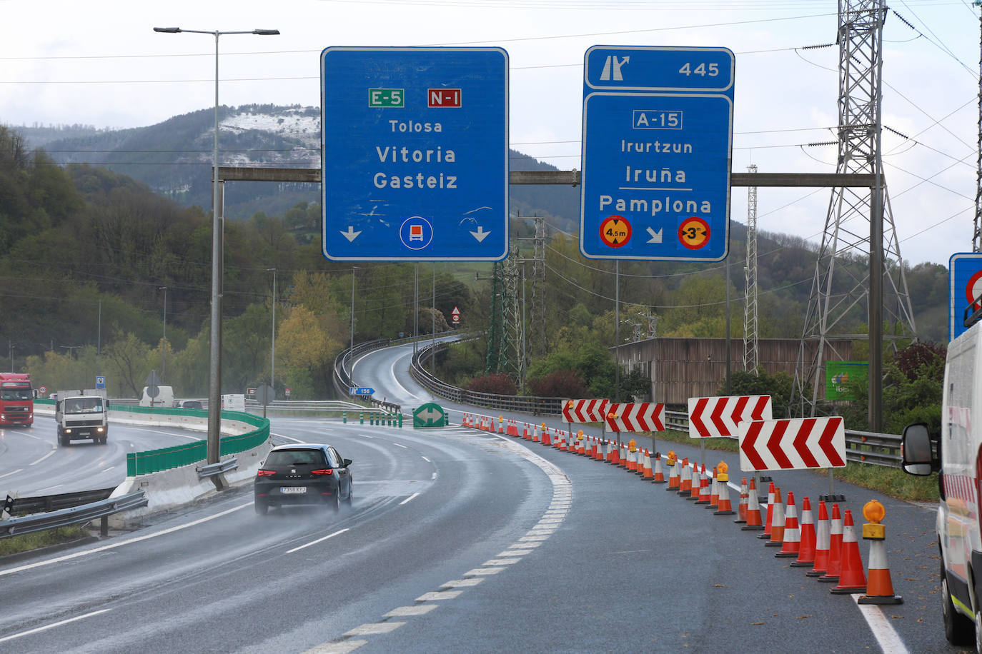 Fotos: La nieve complica la circulación en las carreteras de Gipuzkoa