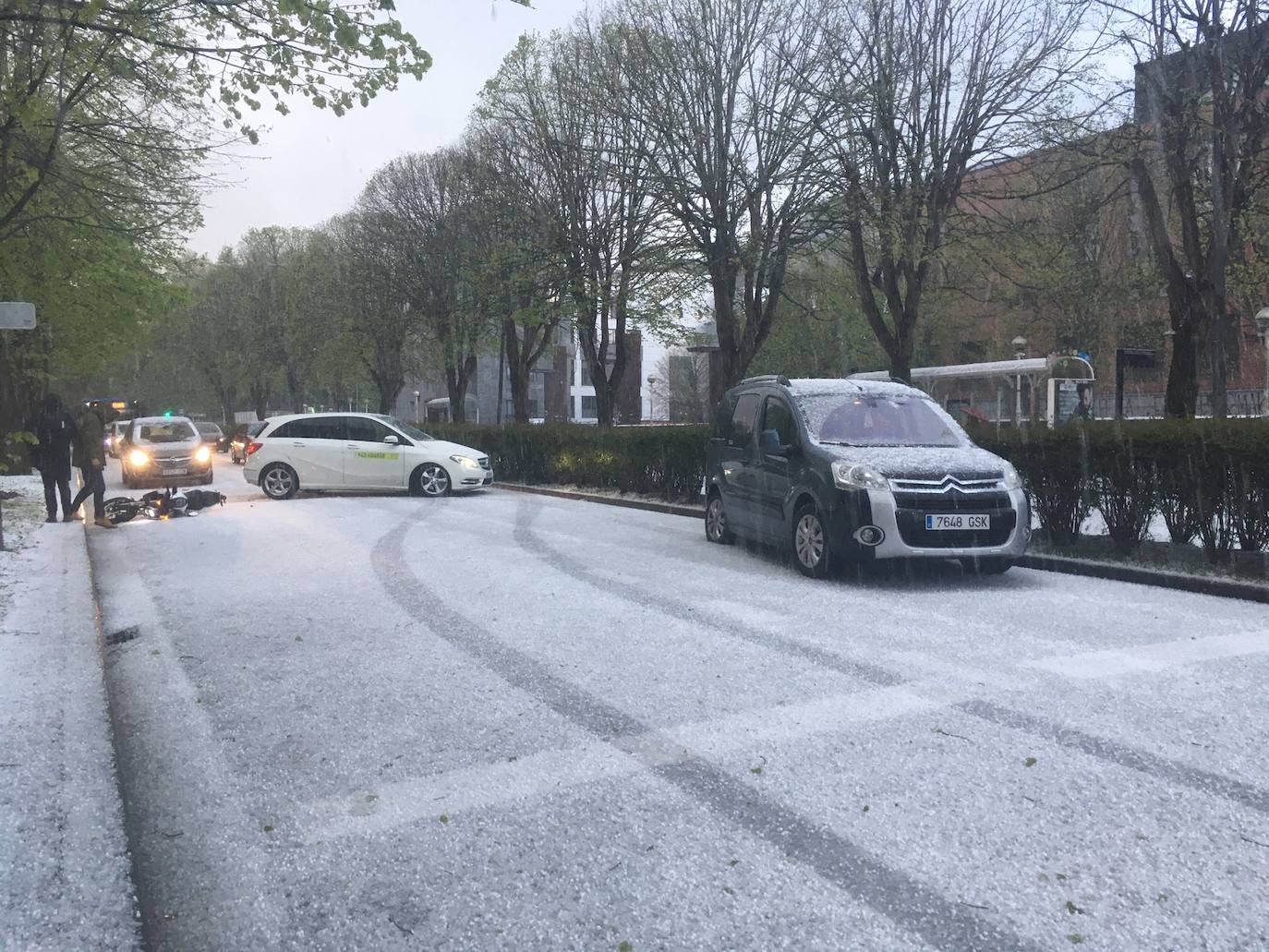 Fotos: La nieve complica la circulación en las carreteras de Gipuzkoa