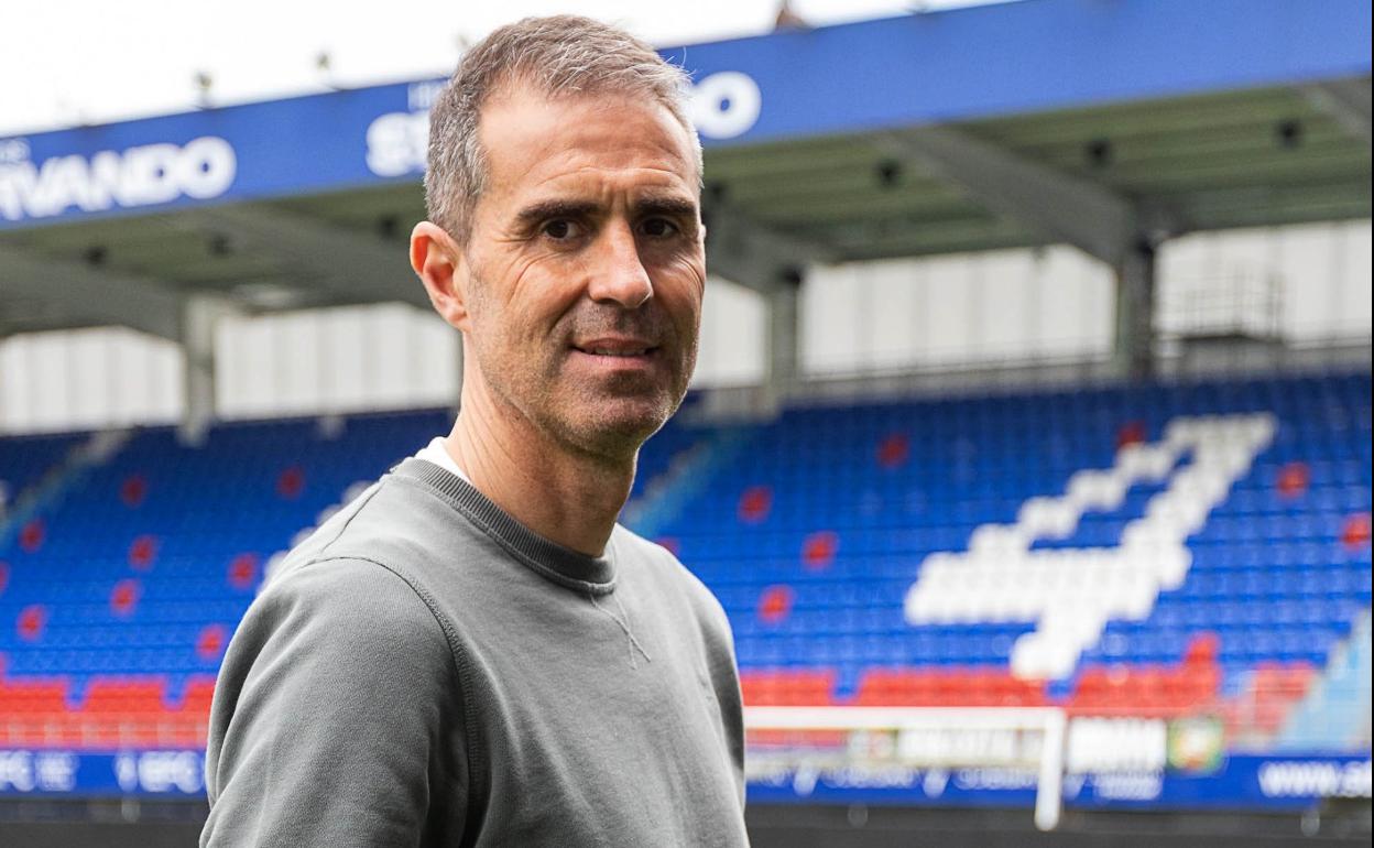 El entrenador azulgrana pisa el césped en el que confía en fraguar el que sería su segundo ascenso a Primera. 