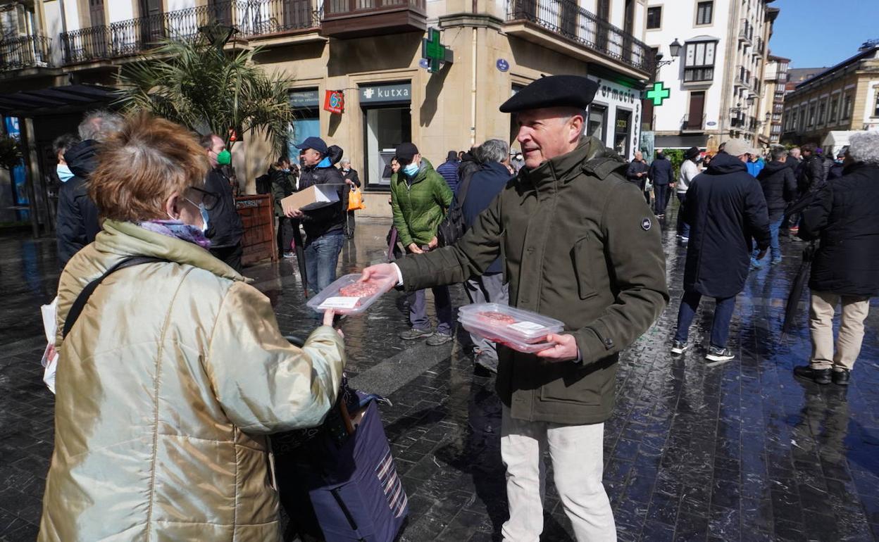 Los ganaderos regalan carne para protestar por su situación. 