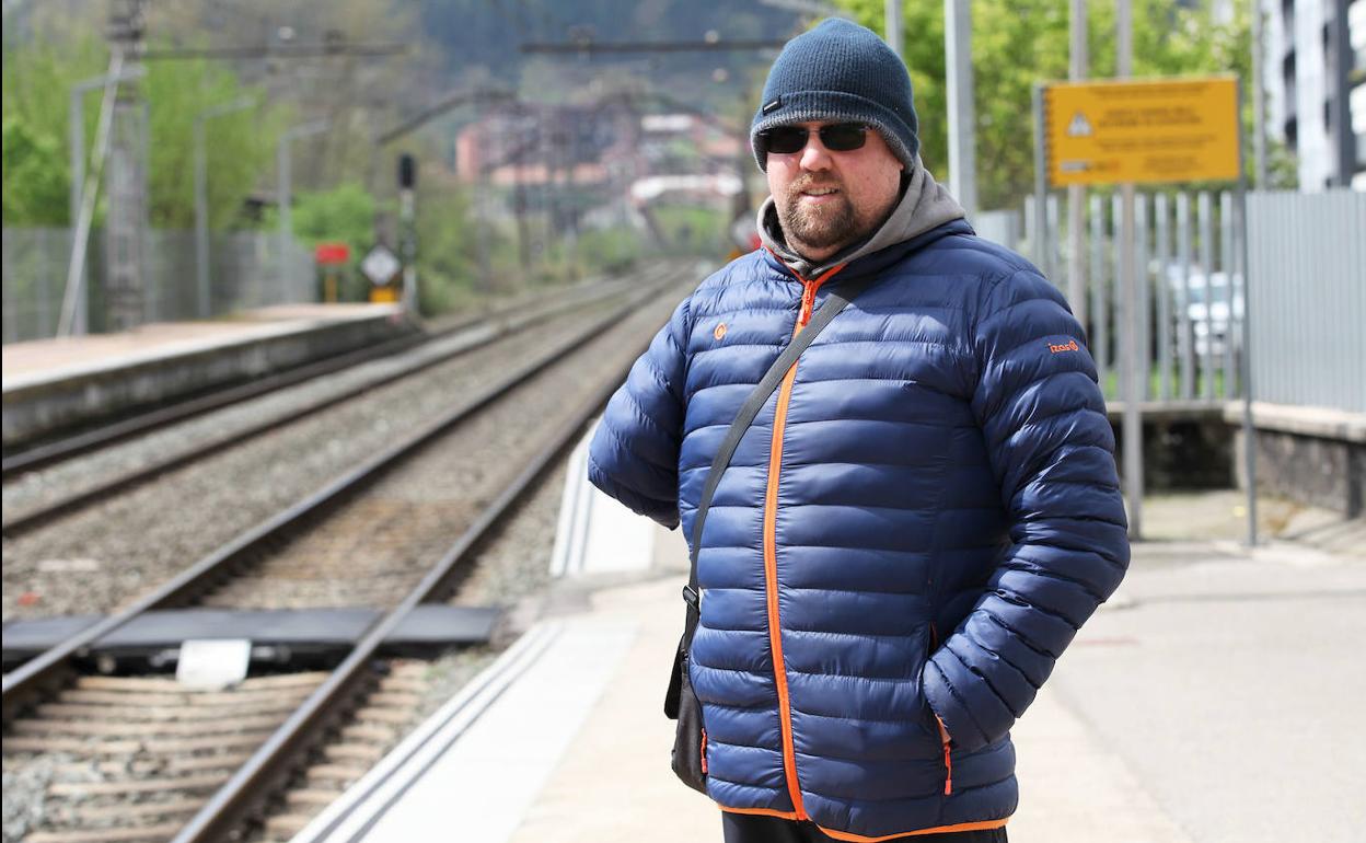 Arkaitz Ortiz, en la estación de tren de Ordizia.