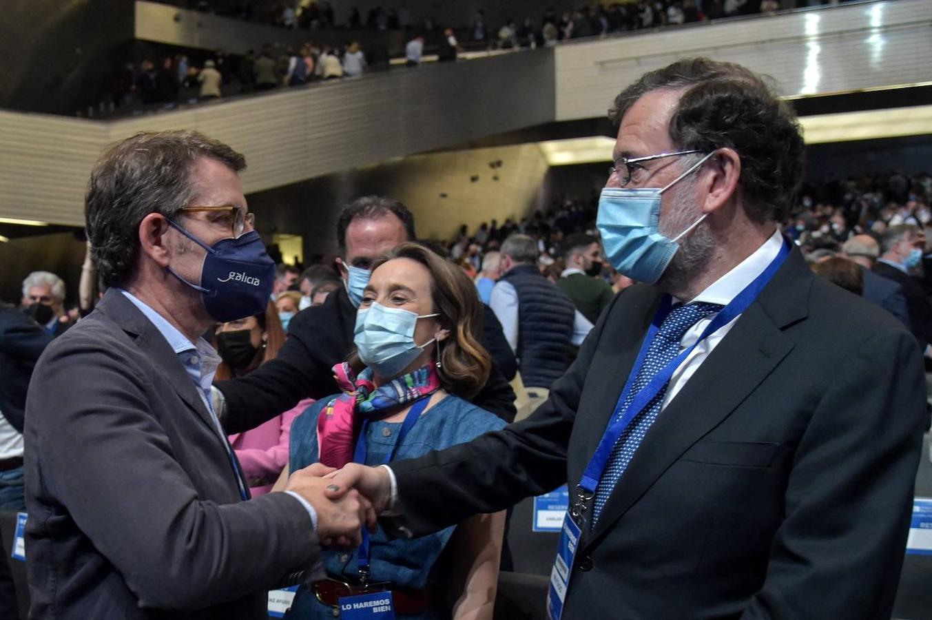 El expresidente del Gobierno, Mariano Rajoy, junto al candidato a presidir el partido, Alberto Núñez Feijóo