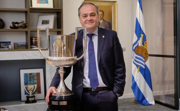 Jokin Aperribay posa orgulloso junto a la Copa conquistada el año pasado en Sevilla. 