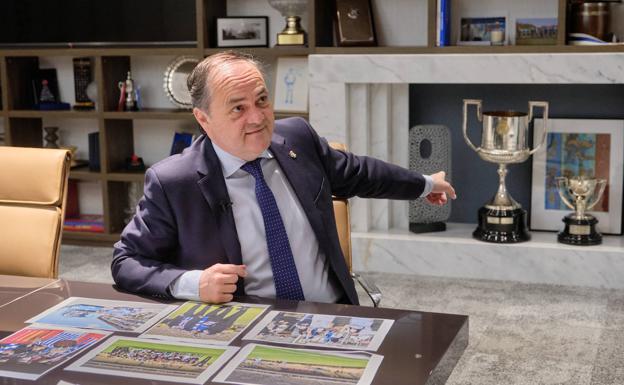 Aperribay señala el trofeo de la Copa en un receso del repaso a algunas de las fotografías de la final que puede verse en el vídeo que encabeza la entrevista. 