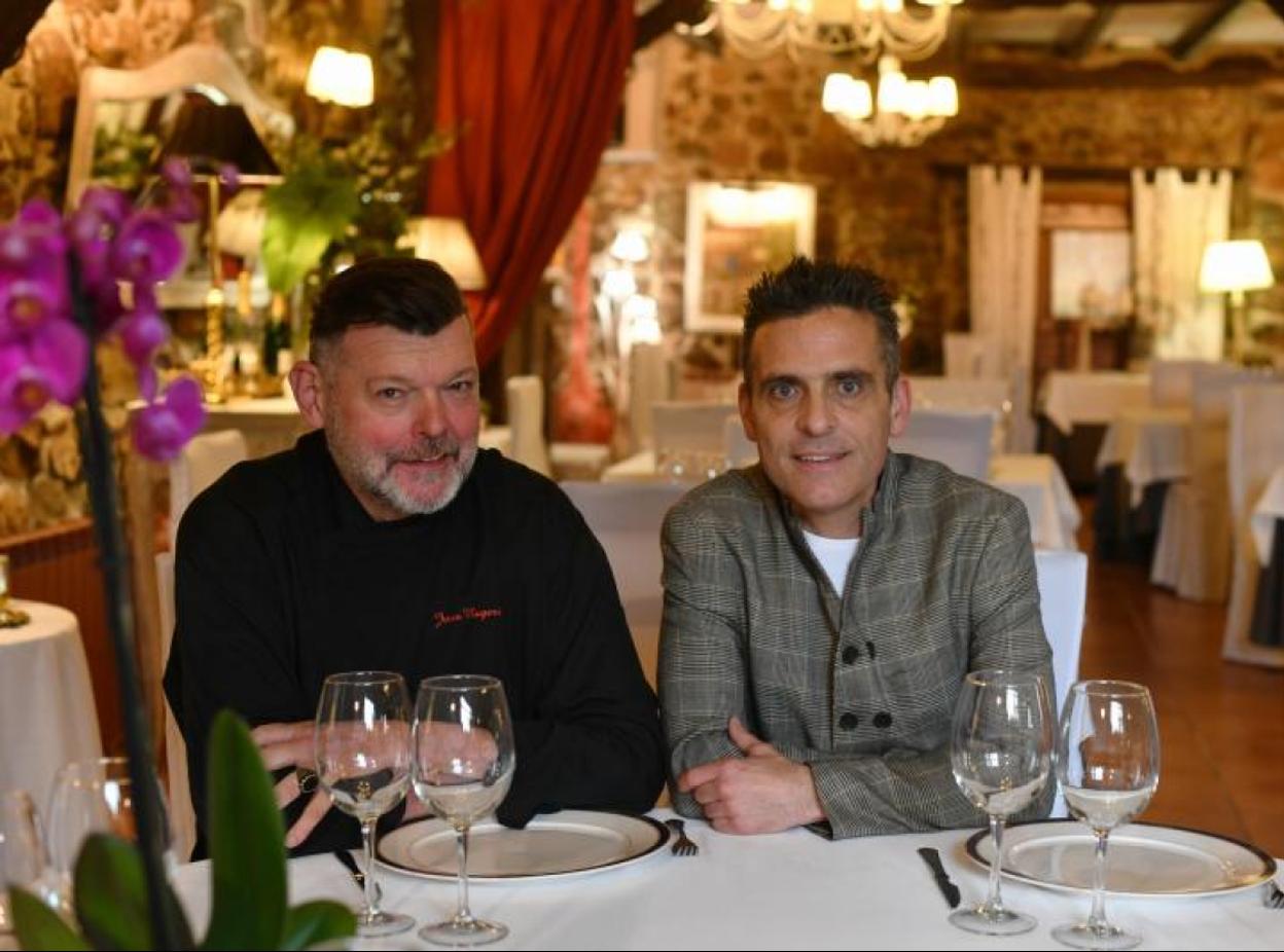 Josu Muguerza y Xabi Albisu, en un precioso comedor del Belaustegi Baserria. 