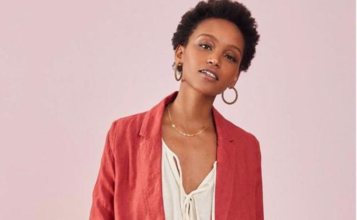 Una modelo posa con un traje de la tienda LA CÔTE de Las Arenas.