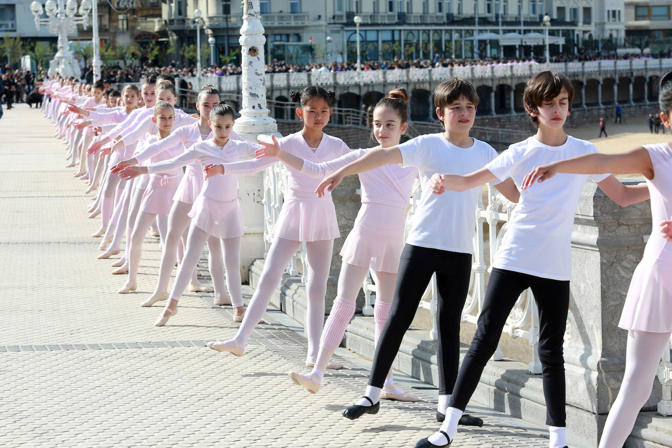 Fotos: Vuelve la danza a la barandilla de La Concha