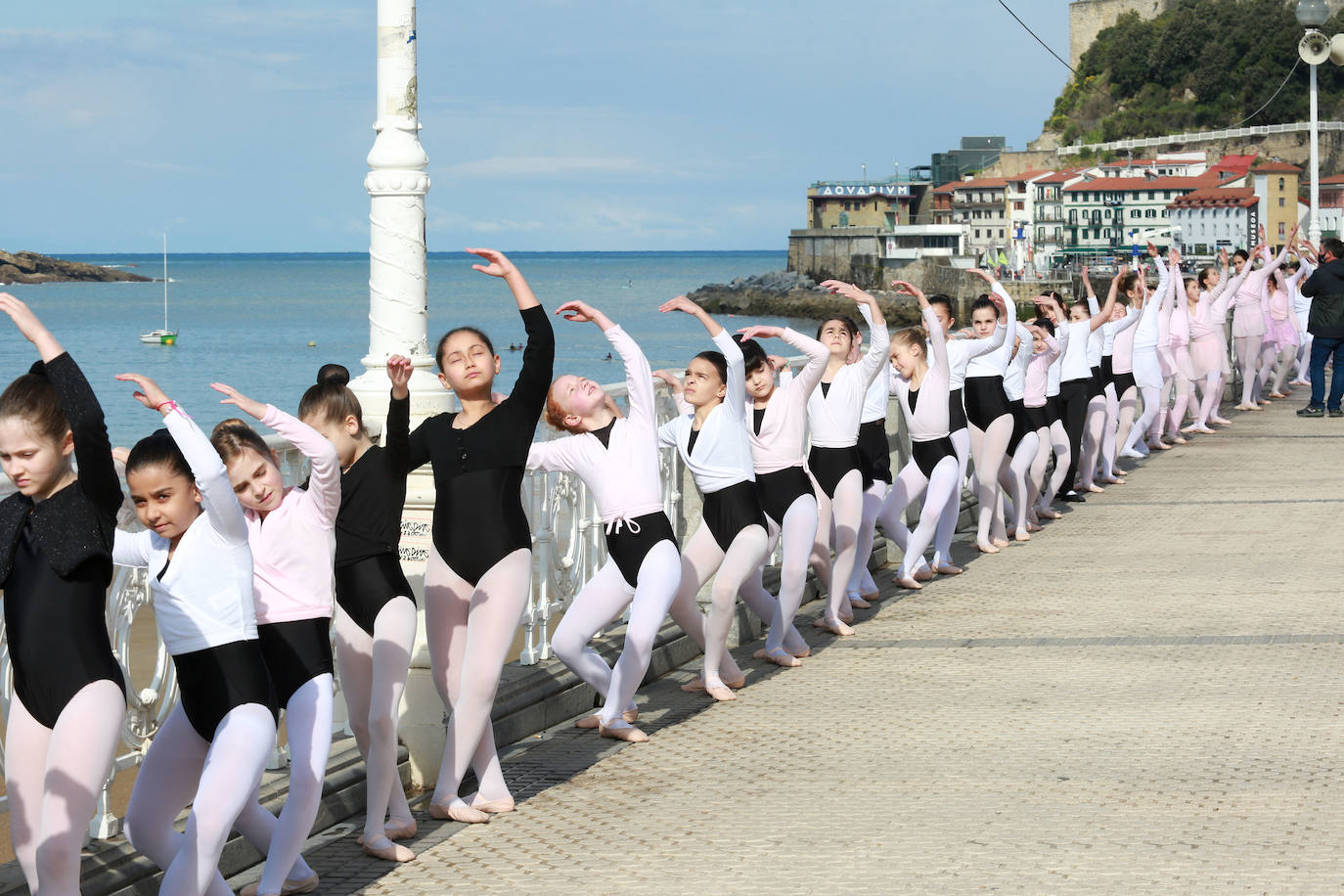 Fotos: Vuelve la danza a la barandilla de La Concha