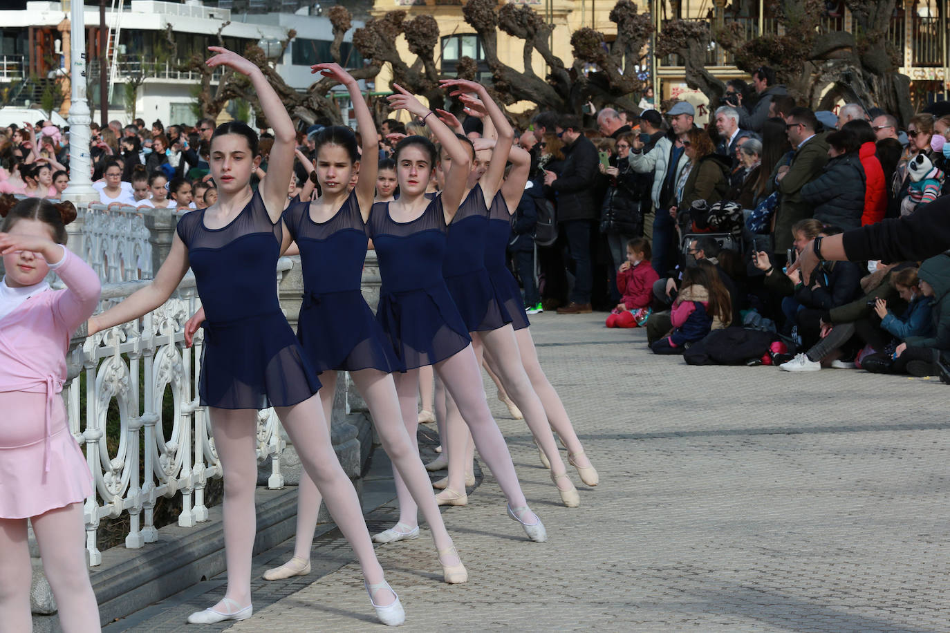 Fotos: Vuelve la danza a la barandilla de La Concha