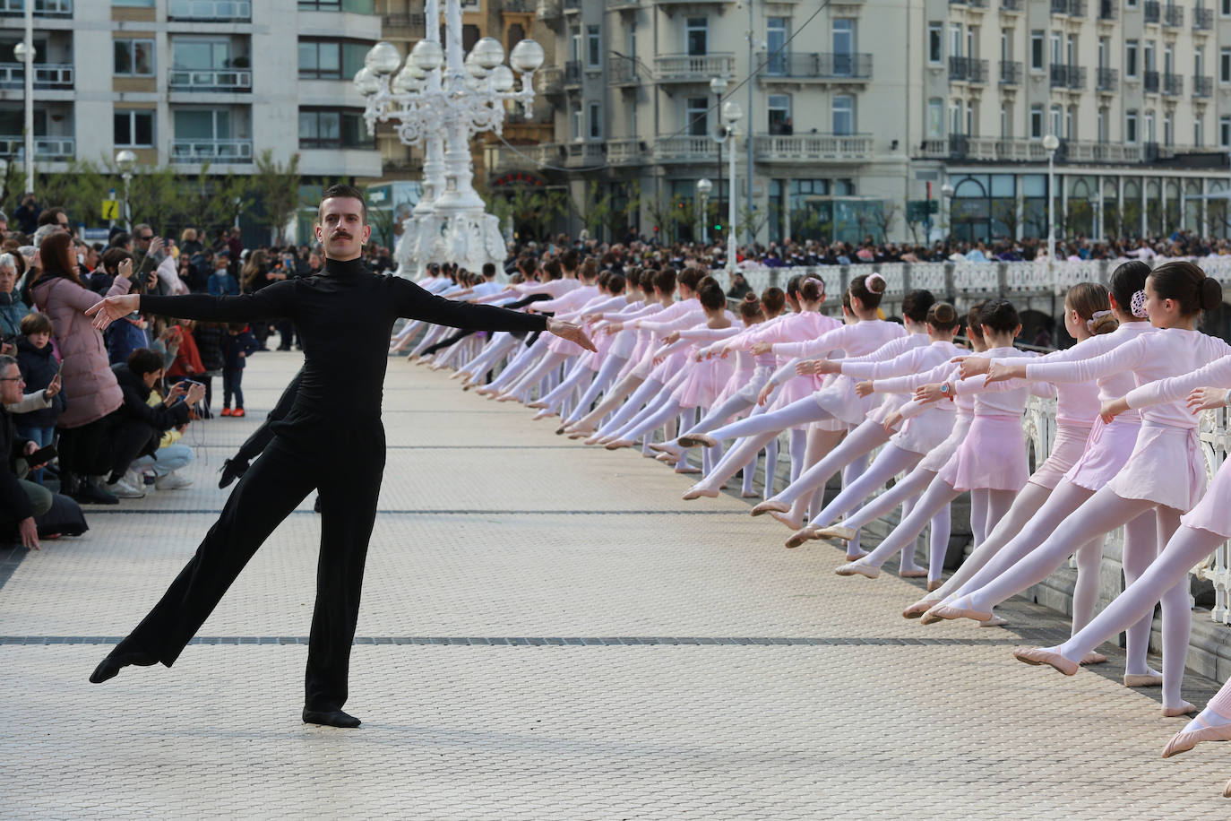 Fotos: Vuelve la danza a la barandilla de La Concha