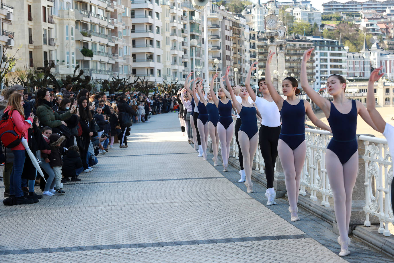 Fotos: Vuelve la danza a la barandilla de La Concha