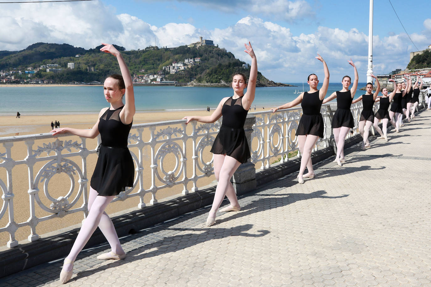 Fotos: Vuelve la danza a la barandilla de La Concha