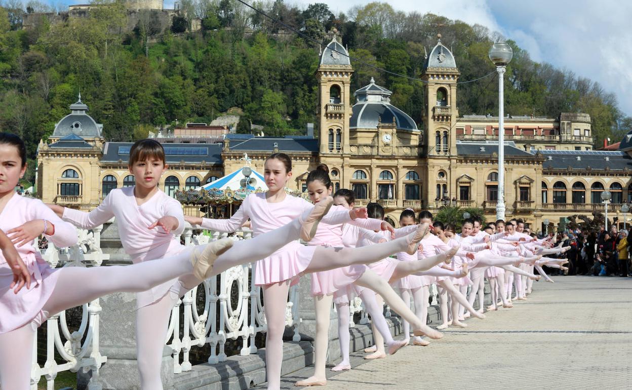 La barandilla de La Concha volvió a servir de apoyo a más de mil bailarines de todas las edades. 