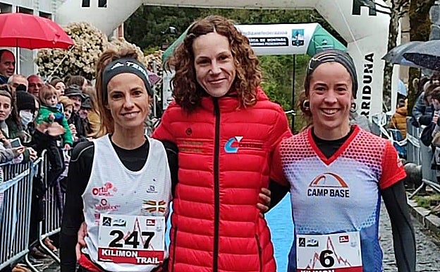 Onditz Iturbe en el centro junto a Mugika y Urrutia. 