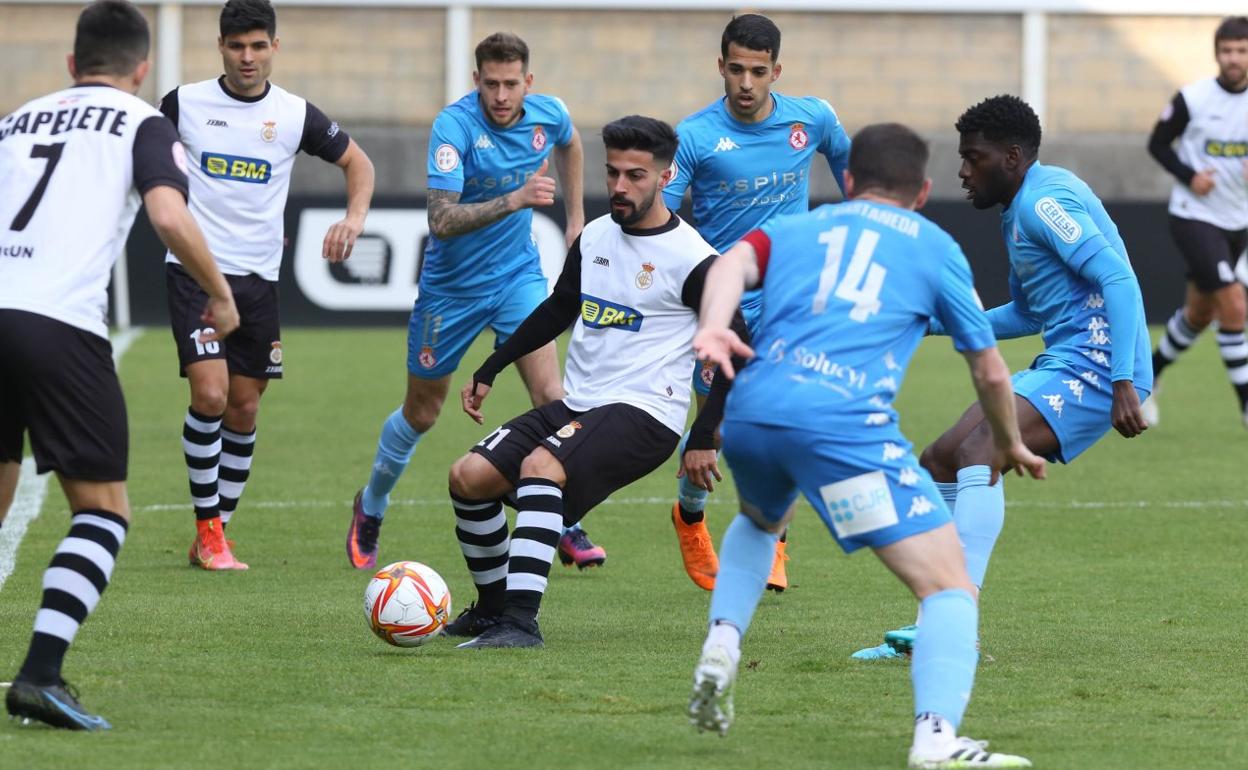 Chema Núñez cede para Capelete ante la presencia de cuatro jugadores de la Cultural, ayer en Gal. 
