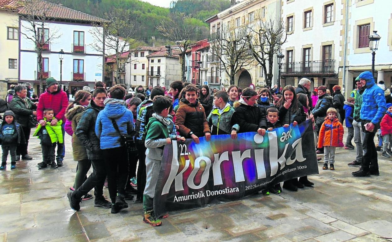 La chavalería se hizo cargo de llevar la pancarta. 